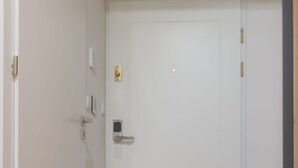 Leilighet, 1 kingsize-seng | Oppholdsområde | En 42-tommers smart-TV med digitale kanaler samt Netflix