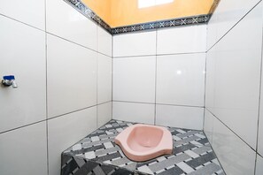 Habitación familiar | Baño | Ducha y toallas