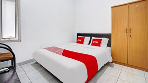 Une chambre à coucher avec un lit, une armoire, une chaise et une fenêtre.