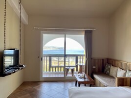 豪華海景四人房 | 办公桌、遮光窗帘、隔音、免费 WiFi