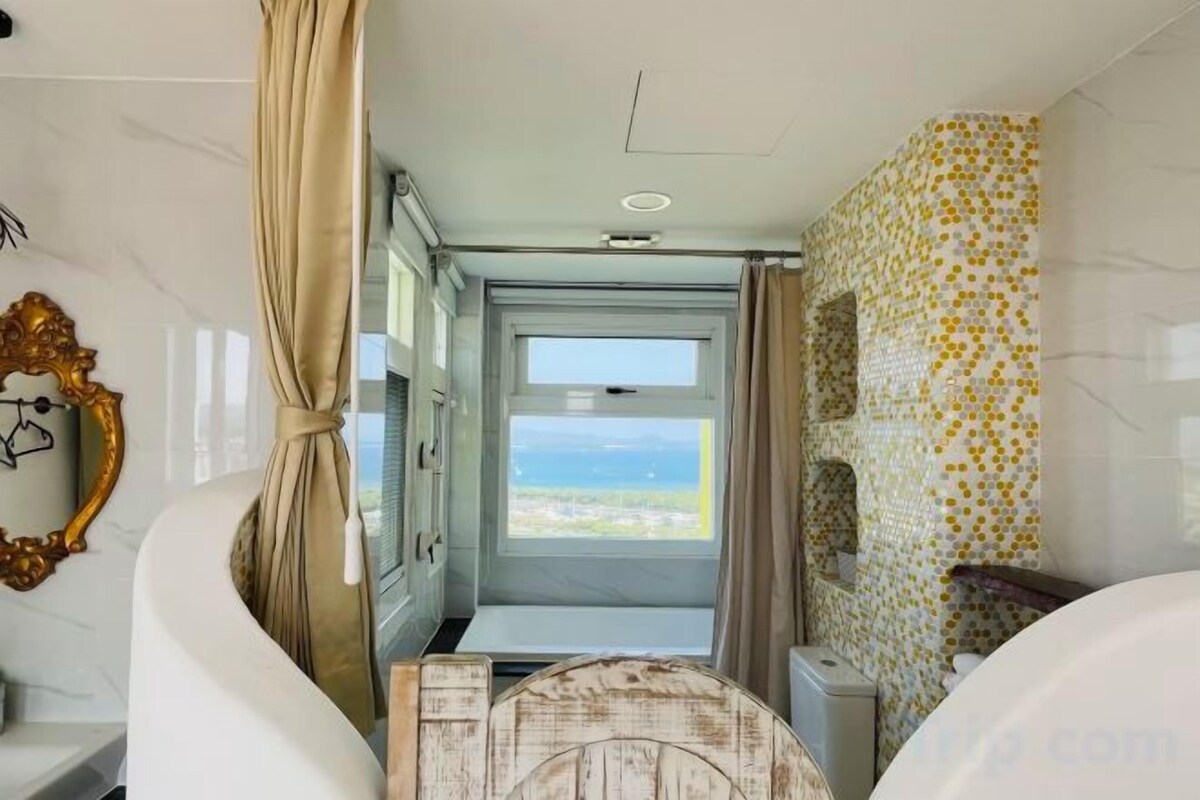 Bathroom | Free toiletries, hair dryer, slippers, towels