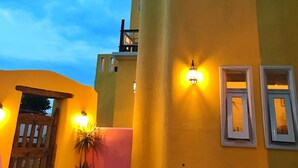 Um edifício colorido com várias janelas e uma porta de madeira.