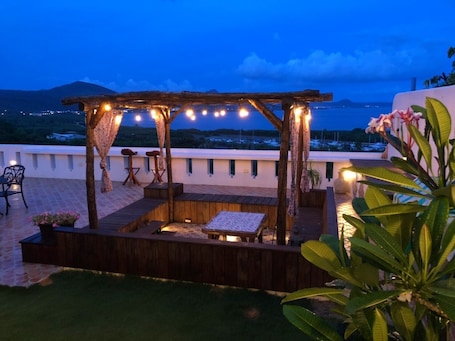 Escritorio, cortinas blackout, sistema de insonorización y wifi gratis