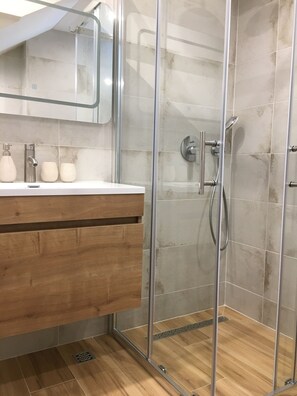 Residence Apartment 2 | Kamar mandi | Pengering rambut, handuk, sabun, dan tisu toilet