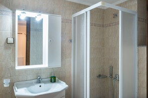 Maison traditionnelle | Salle de bain | Douche, articles de toilette (gratuits), séchoir à cheveux