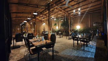 3 restaurants, spécialités Cuisine internationale