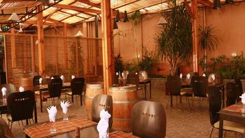 3 restaurants, spécialités Cuisine internationale