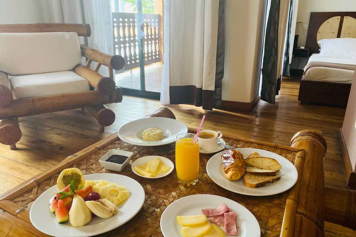 daily full breakfast for a fee