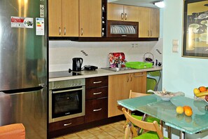 Appartement, 1 chambre | Coin cuisine privé | Grand réfrigérateur, four, plaque de cuisson, cafetière/bouilloire