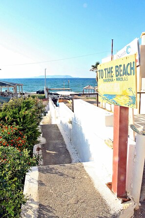 Exterior - Mary's Cute Apartment Steps From The Beach (Hersonissos)