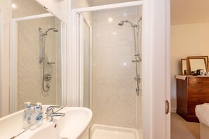 Baignoire et douche séparées, sèche-cheveux, serviettes fournies, savon