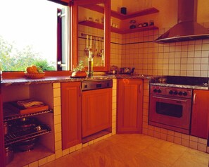 Jääkaappi, uuni, liesi, astianpesukone