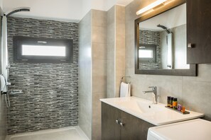 Apartment | Badezimmer | Kostenlose Toilettenartikel, Haartrockner, Handtücher, Seife
