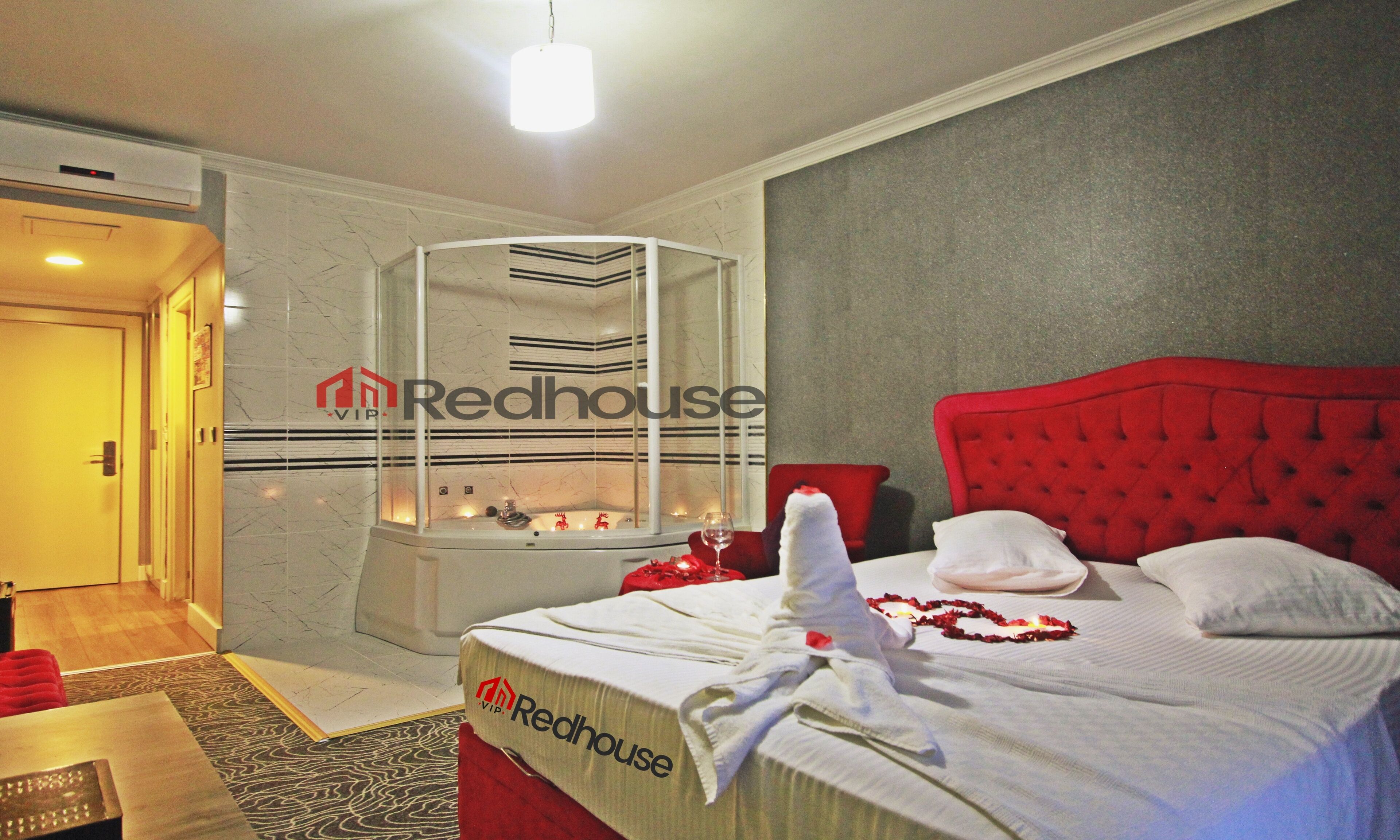 Desk, soundproofing, free WiFi, bed sheets