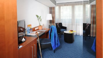 Minibar, coffres-forts dans les chambres, bureau, rideaux occultants