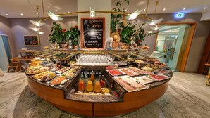 A buffet area with various food options and a sign indicating 'Spanish Wochens'. - Hotel Unger (Stuttgart)