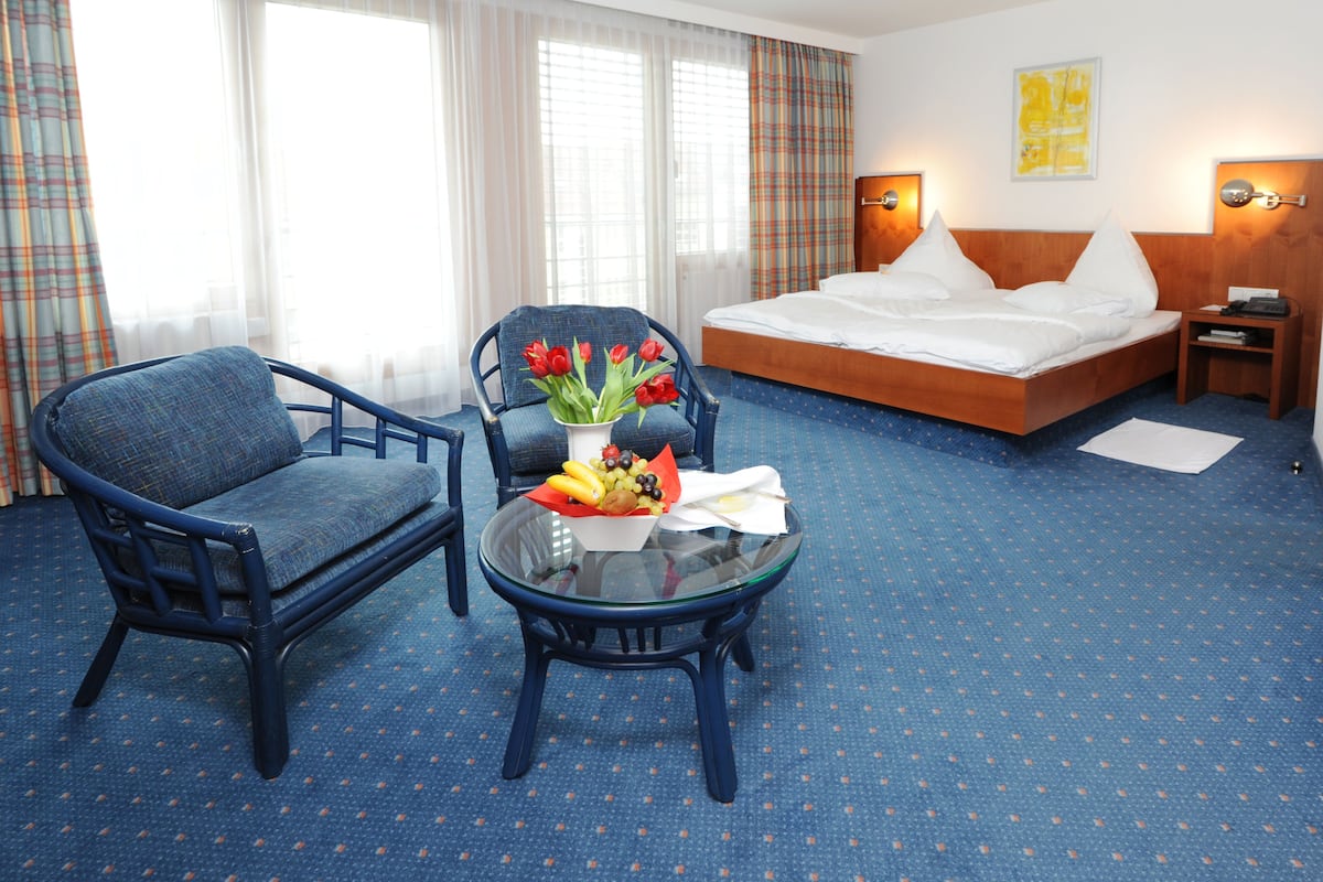 deluxe double room, balcony | minibar, in-room safe, desk, blackout curtains