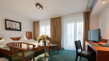 Minibar, Zimmersafe, Schreibtisch, Verdunkelungsvorhänge