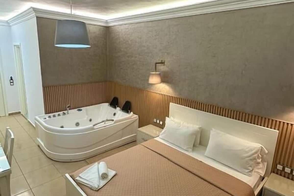 Deluxe-dobbeltværelse - boblebad - havudsigt | 1 soveværelse, pengeskab på værelset, skrivebord, lydisolering