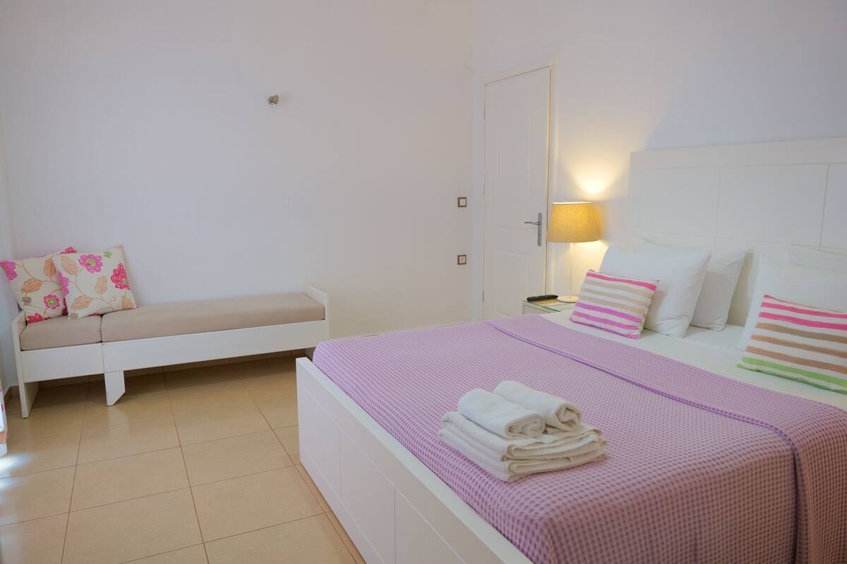 Deluxe Suite, Sea View | In-room safe, desk, soundproofing, WiFi (free)