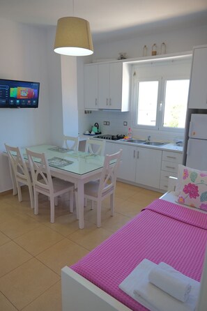 ห้องแฟมิลี่, วิวทะเล | บริเวณนั่งเล่น | ทีวีจอแบน