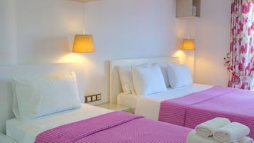 Deluxe Suite, Sea View | 1 bedroom, in-room safe, desk, soundproofing