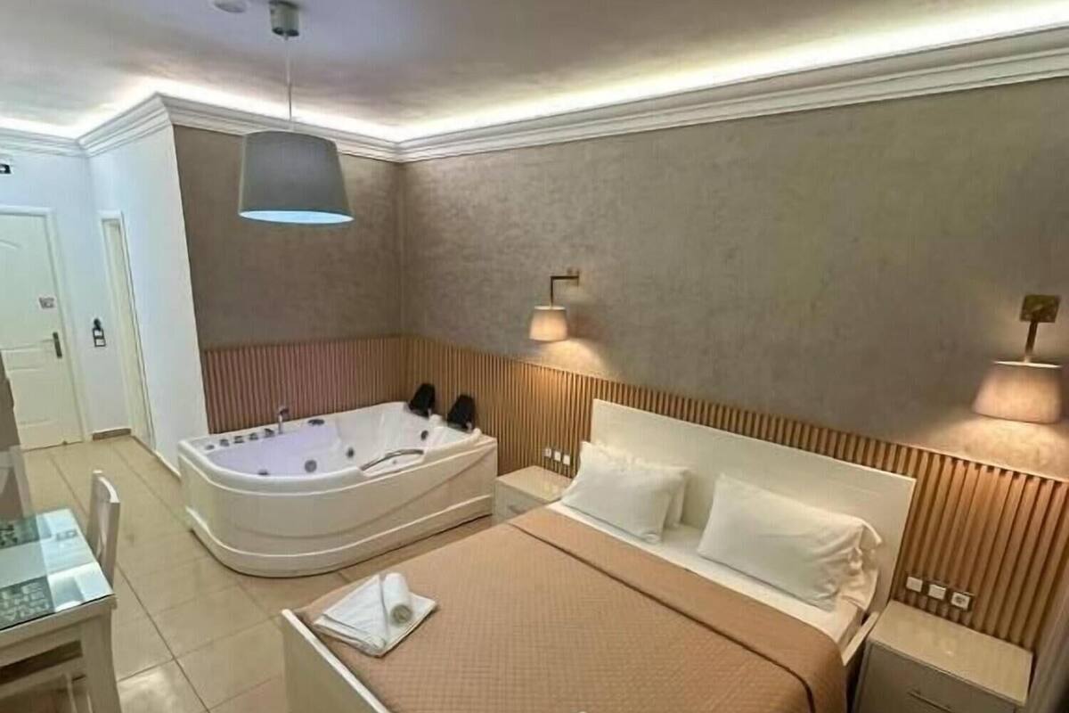 In-room safe, desk, soundproofing, WiFi (free)