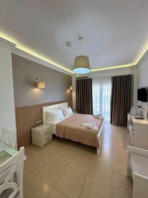 ห้องดีลักซ์ดับเบิล, ระเบียง, วิวทะเล | ตู้นิรภัยในห้องพัก, โต๊ะทำงาน, ห้องเก็บเสียง, Wi-Fi ฟรี