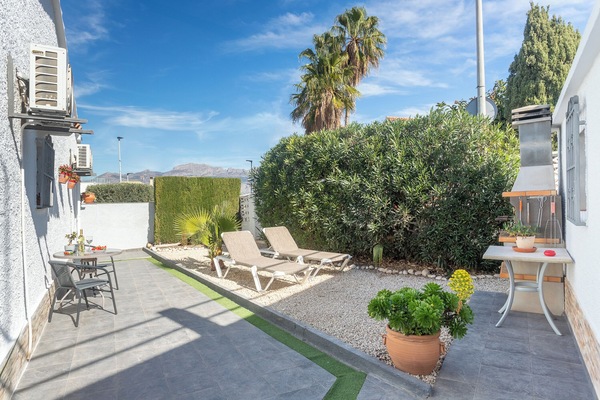 Patio exterior con barbacoa, tumbonas y mucho sol