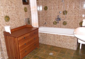 Ducha y bañera combinadas, secador de pelo, toallas y papel higiénico