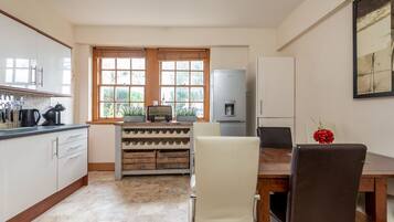 Private kitchen | Full-sized fridge, oven, stovetop, dishwasher