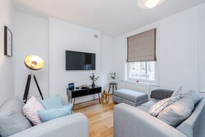 Deluxe-Apartment, 4 Schlafzimmer | Wohnbereich | 49-Zoll-Flachbildfernseher mit Satellitenempfang, Fernseher
