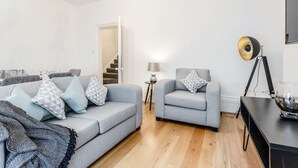 Unclassified image, 4 of 36, button - Deluxe 4 BR Oxford Circus Apartment with Terrace (London)