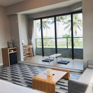 Double Room, 1 King Bed | Desk, free WiFi, bed sheets - One Way B&B (Hualien City)