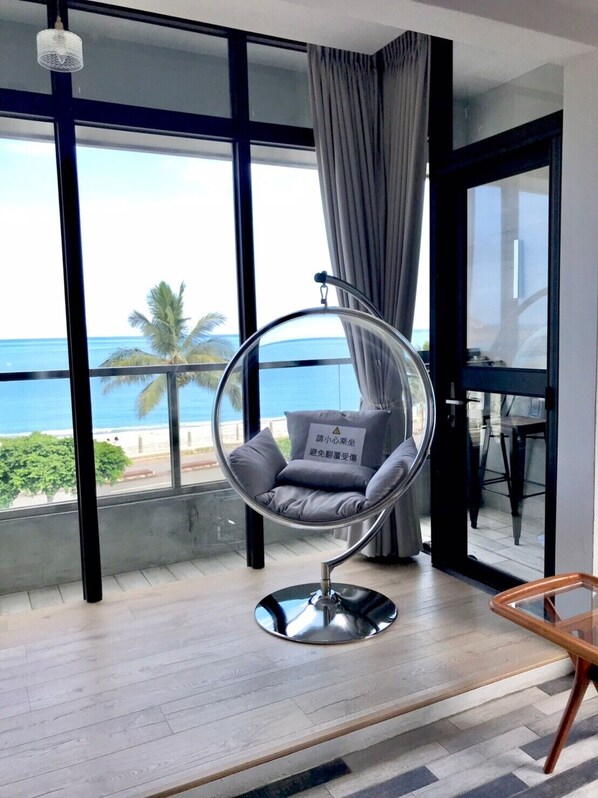 Double Room, 1 King Bed | Desk, free WiFi, bed sheets - One Way B&B (Hualien City)