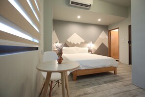 Desk, free WiFi, bed sheets - One Way B&B (Hualien City)