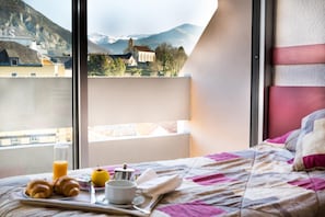 Soundproofing, free WiFi, bed sheets