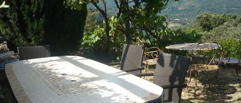 تناول الطعام بالخارج