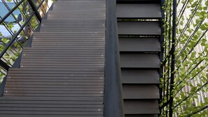 Un escalier avec des rampes en métal et des marches en bois.