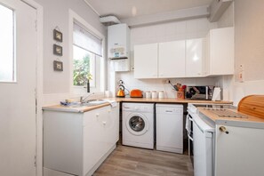 Refrigerador con congelador, microondas, horno y parrilla de estufa 