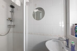 Douche, sèche-cheveux, serviettes fournies, savon