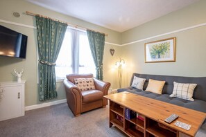 Flat-screen TV - Homely Central 2 Bed Flat with Parking (St. Andrews)