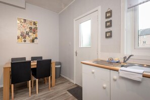 Full-sized fridge, microwave, oven, stovetop - Homely Central 2 Bed Flat with Parking (St. Andrews)
