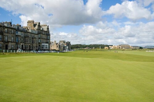 Homely Central 2 Bed Flat with Parking