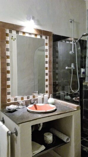 Design Twin Room, 2 Twin Beds, Lake View, Lakeside | Bathroom sink - Casa de Terena (Alandroal)