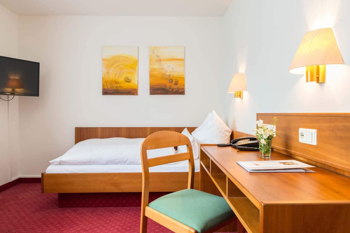 Standard Single Room | Peralatan tempat tidur hipoalergenik, gebar bulu kapas, meja