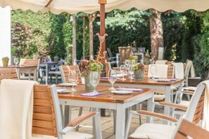 Outdoor dining - Mayers Waldhorn Hotel (Kusterdingen)