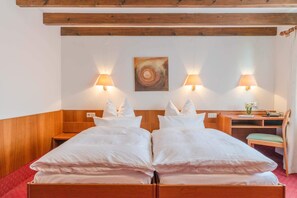 Chambre Double Standard | Literie hypoallergénique, couette en duvet d'oie, bureau