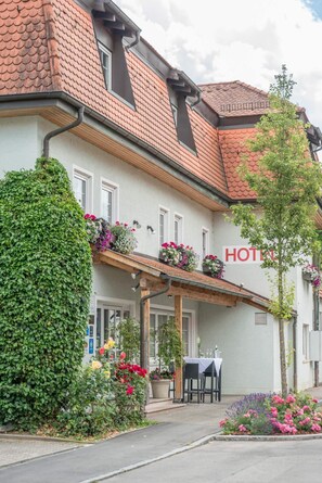 Front of property - Mayers Waldhorn Hotel (Kusterdingen)