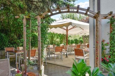 Garden. Mayers Waldhorn Hotel